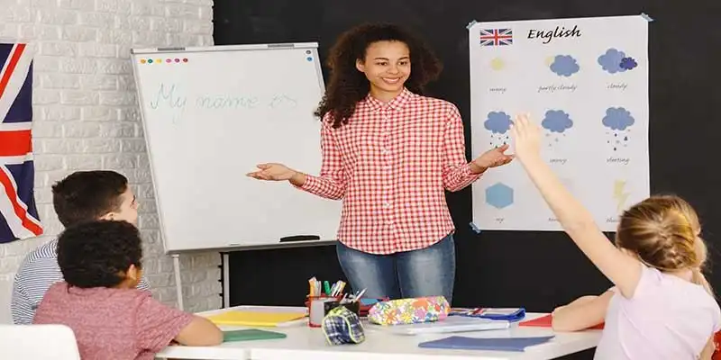 © Photographee.eu - stock.adobe.com | Young woman teaching kids