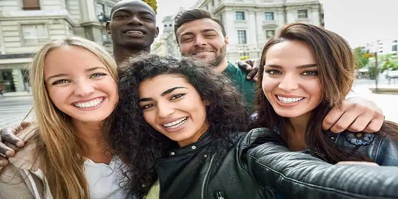 © javiindy - stock.adobe.com | Multiracial group of young people taking selfie