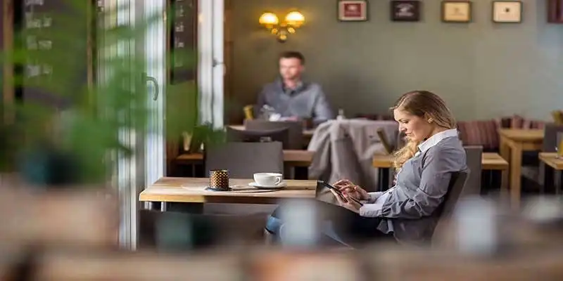 © Tyler Olson - Fotolia | Pregnant Woman Using Digital Tablet At Cafe