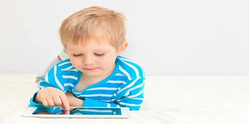 © nadezhda1906 - Fotolia | little boy with touch pad