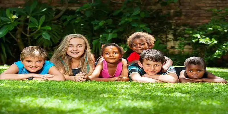 © karelnoppe - stock.adobe.com | Diverse group of kids together in garden.