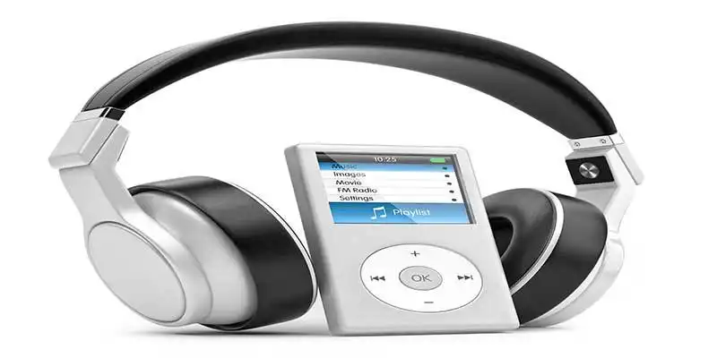 © Oleksandr Delyk - stock.adobe.com | Modern musical multimedia player and silver headphones.