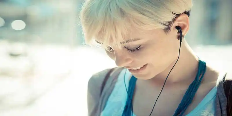 © Eugenio Marongiu - Fotolia | beautiful young blonde short hair hipster woman listening music