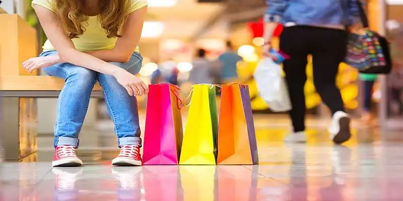 © Halfpoint - Fotolia | Girl with shopping bags