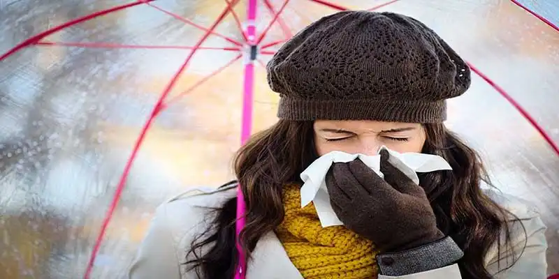 © Dirima - Fotolia | Woman coughing and blowing her nose in autumn