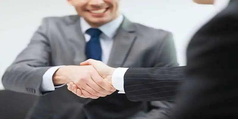 © Syda Productions - Fotolia | two businessmen shaking hands in office