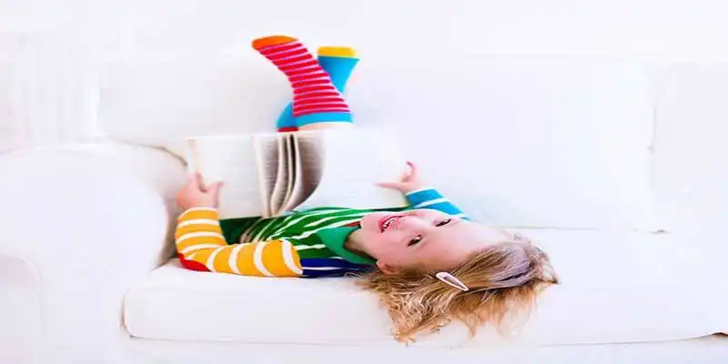 © famveldman - Fotolia | Little cute girl reading a book