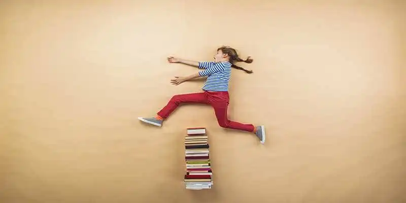 © Halfpoint - Fotolia | Girl with books