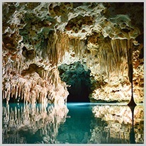 dentro | Dentro da caverna, há muita água.