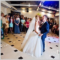 primeiro | Primeiro, o casal de noivos dança, depois os convidados dançam.