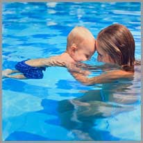 սովորեցնել | Նա իր երեխային սովորեցնում է լողալ։
