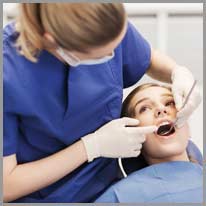 kontroleer | Die tandarts kontroleer die tande.