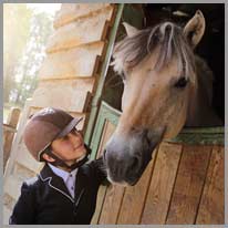milovať | Naozaj miluje svojho koňa.