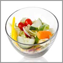 ανακατεύω | Μπορείς να ανακατέψεις ένα υγιεινό σαλάτα με λαχανικά.