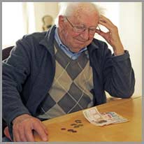 jogosult | Az idősek jogosultak nyugdíjra.