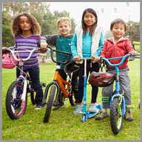 biciklizik/lovagol | A gyerekek szeretnek biciklizni vagy rollerezni.