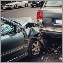 kahjustama | Õnnetuses said kahjustada kaks autot.