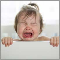 gråte | Barnet græt i badekaret.